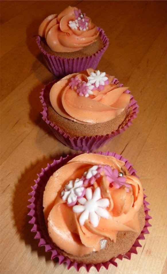 http://i1019.photobucket.com/albums/af315/wendieverhaar/cupcakes/011.jpg
