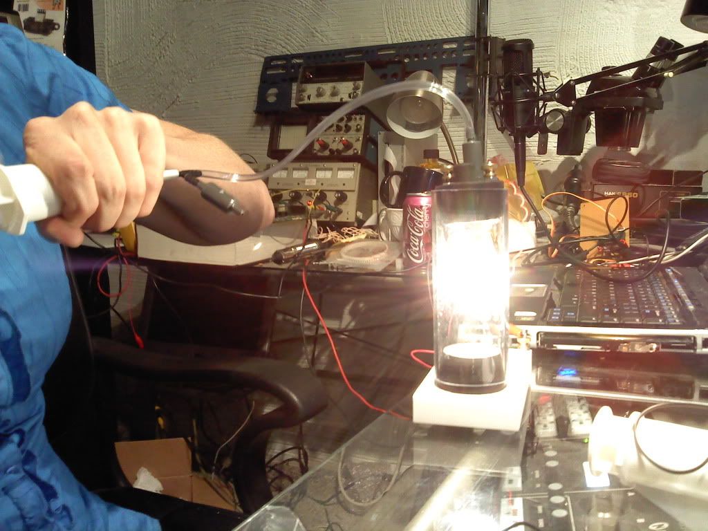 Reinventing Edison: Build your own Light Bulb science kit in action (Image by Simon Langhof) Reinventing Edison: Build your own Light Bulb science kit in action (Image by Simon Langhof)